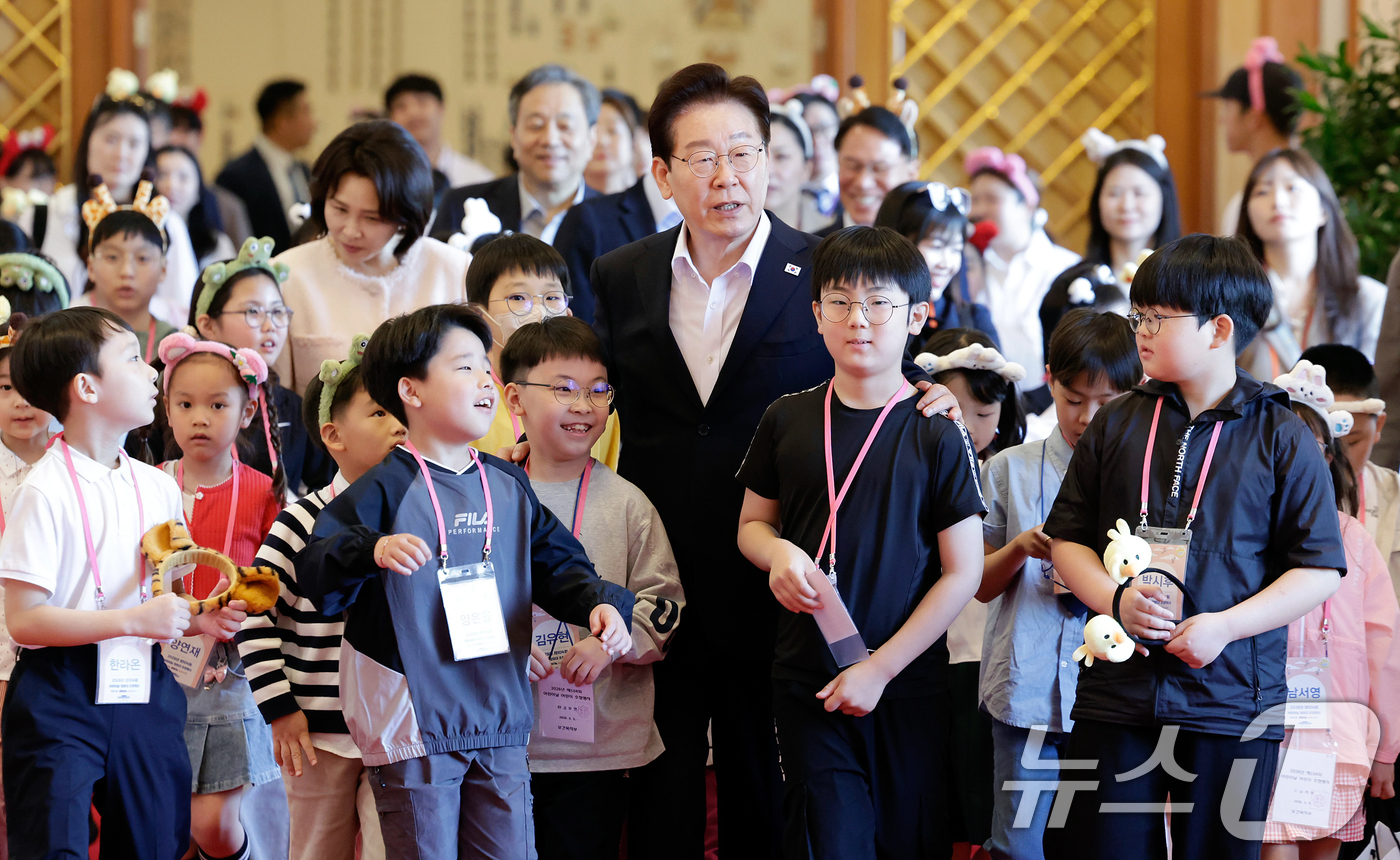 (서울=뉴스1) 허경 기자 = 이재명 대통령과 김혜경 여사가 5일 청와대 본관에서 열린 2026 어린이날 초청행사에 참석한 어린이들과 녹지원으로 이동하고 있다. 2026.5.5/뉴 …