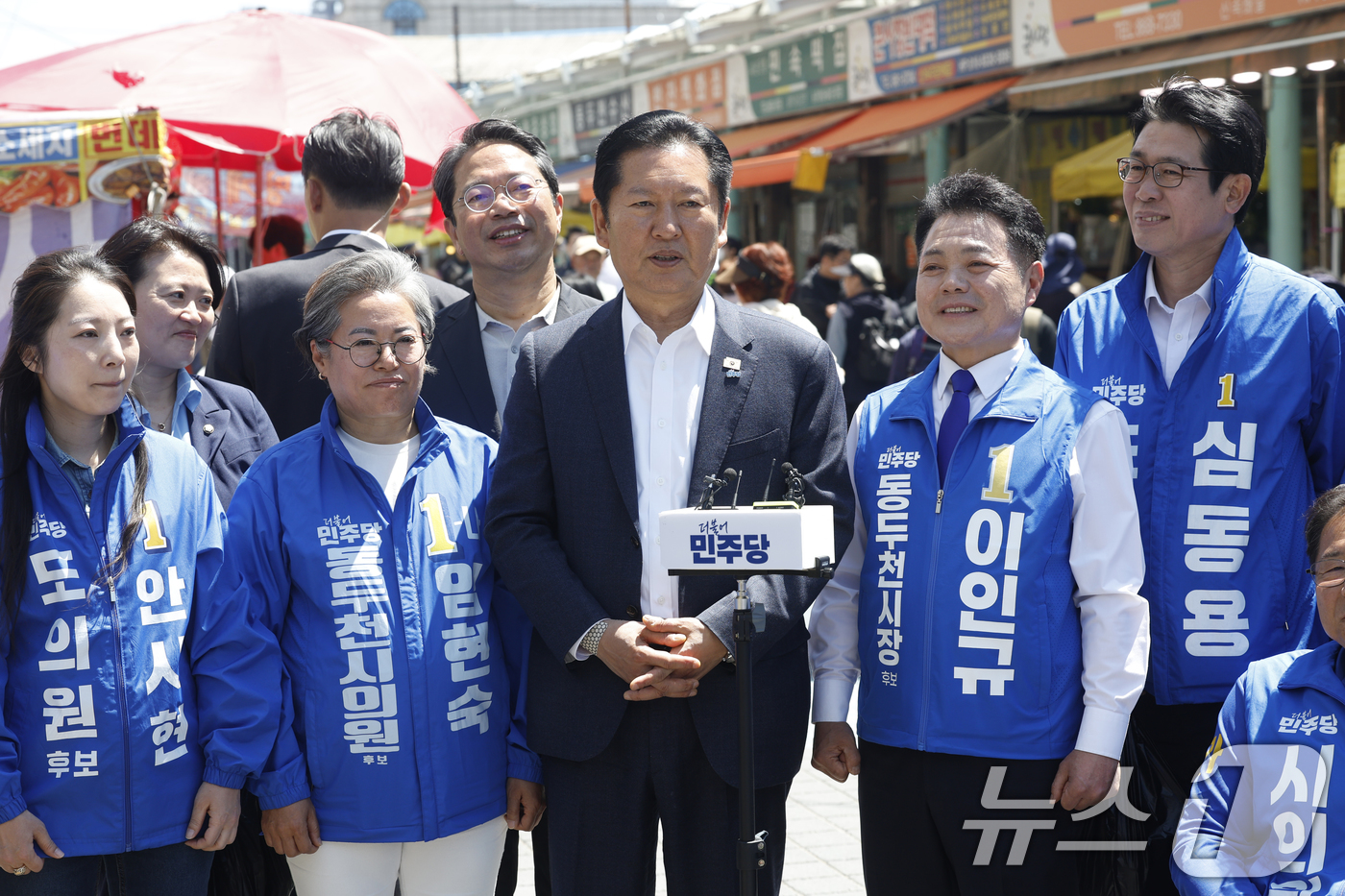 (동두천=뉴스1) 박정호 기자 = 정청래 더불어민주당 대표가 5일 경기도 동두천시 중앙로 동두천큰시장 방문을 마친 뒤 인터뷰를 하고 있다.  2026.5.5/뉴스1