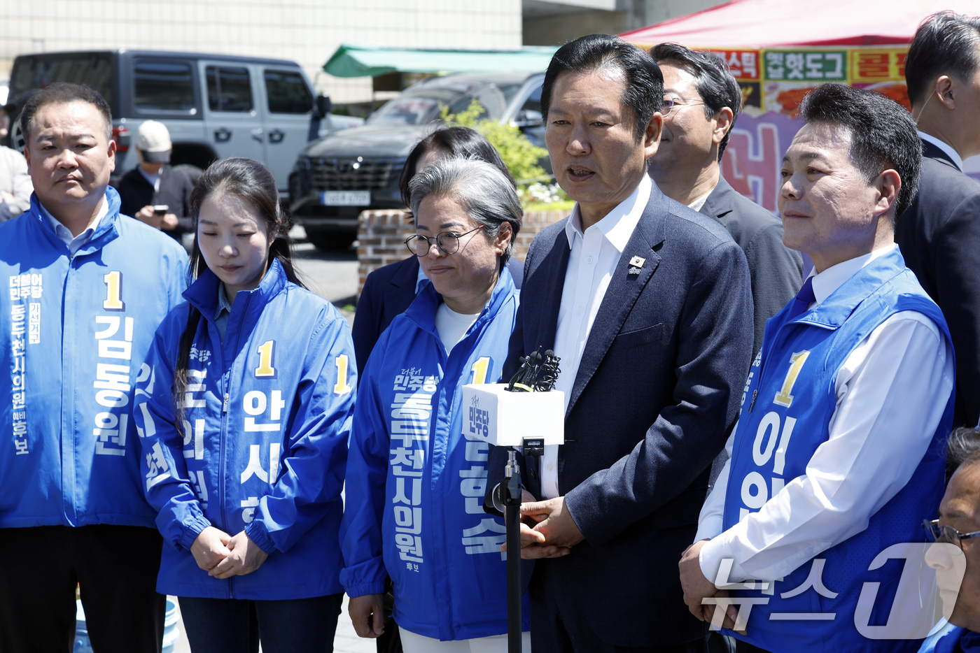 (동두천=뉴스1) 박정호 기자 = 정청래 더불어민주당 대표가 5일 경기도 동두천시 중앙로 동두천큰시장 방문을 마친 뒤 인터뷰를 하고 있다.  2026.5.5/뉴스1