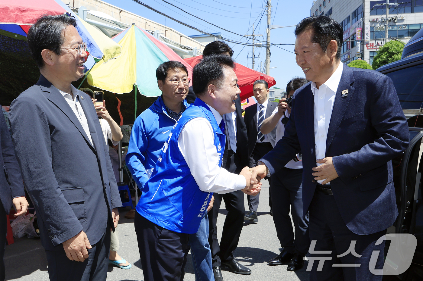(동두천=뉴스1) 박정호 기자 = 정청래 더불어민주당 대표가 5일 경기도 동두천시 중앙로 동두천큰시장을 방문해 이인규 동두천시장 후보와 인사를 나누고 있다.  2026.5.5/뉴스 …