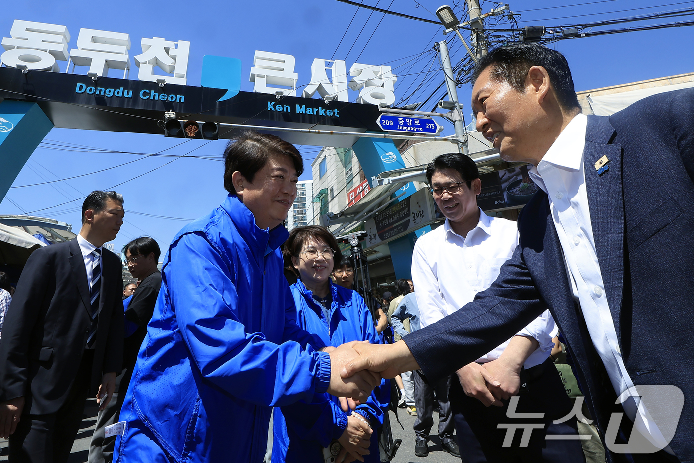 (동두천=뉴스1) 박정호 기자 = 정청래 더불어민주당 대표가 5일 경기도 동두천시 중앙로 동두천큰시장을 방문해 당 관계자들과 인사를 나누고 있다.  2026.5.5/뉴스1