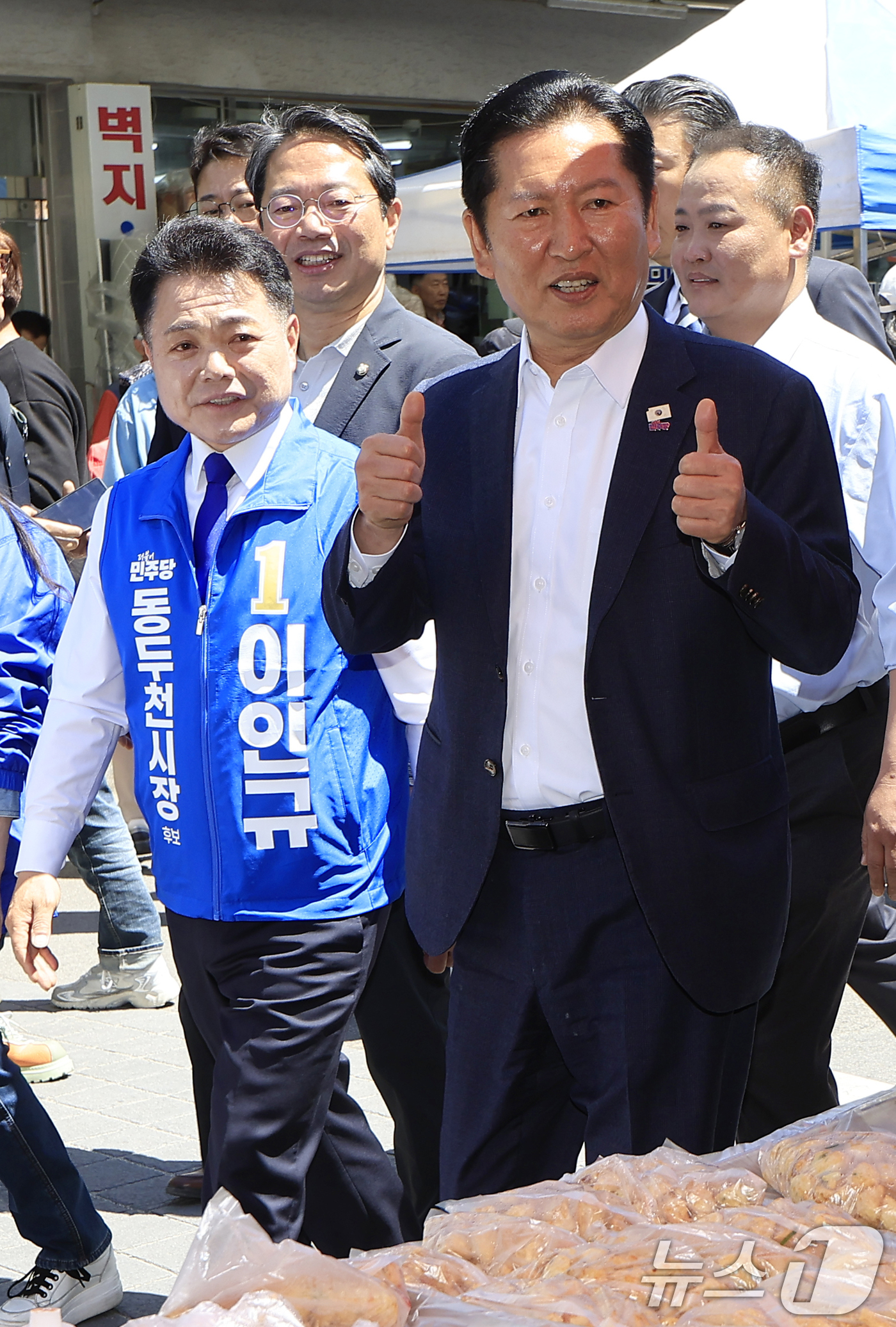 (동두천=뉴스1) 박정호 기자 = 정청래 더불어민주당 대표가 5일 경기도 동두천시 중앙로 동두천큰시장에 이인규 동두천시장 후보 등과 함께 방문해 상인들과 인사를 나누고 있다.  2 …