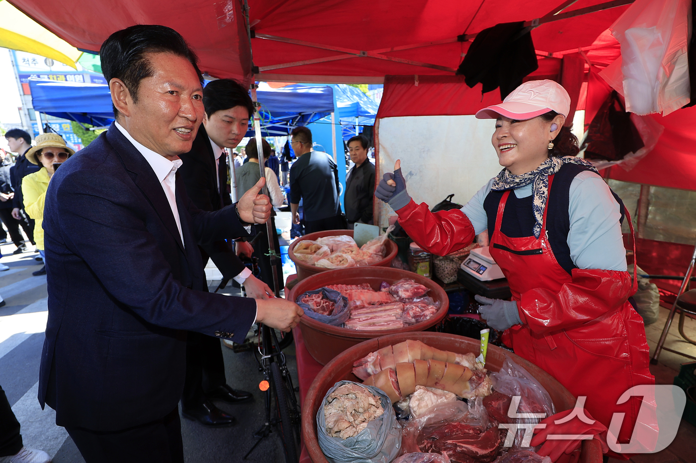(동두천=뉴스1) 박정호 기자 = 정청래 더불어민주당 대표가 5일 경기도 동두천시 중앙로 동두천큰시장에 이인규 동두천시장 후보 등과 함께 방문해 상인들과 인사를 나누고 있다.  2 …