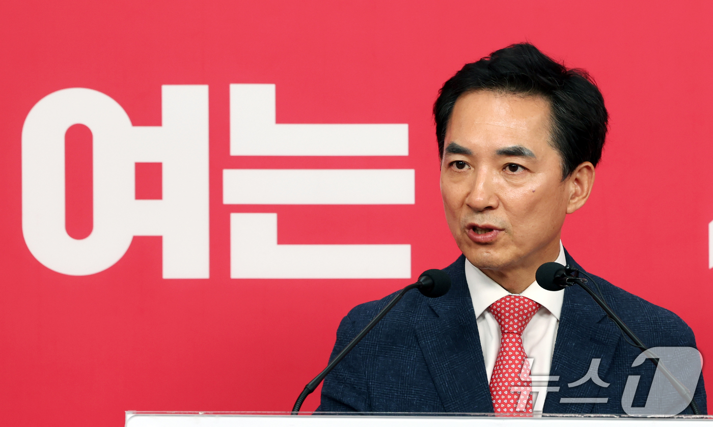 (서울=뉴스1) 황기선 기자 = 부산 북갑 국회의원 보궐선거 국민의힘 후보로 선출된 박민식 전 국가보훈부 장관이 5일 서울 여의도 중앙당사에서 열린 기자간담회에서 인사말을 하고 있 …