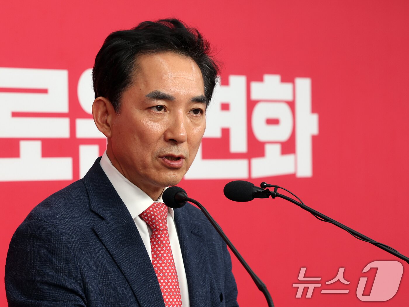 본문 이미지 - 부산 북갑 국회의원 보궐선거 국민의힘 후보로 선출된 박민식 전 국가보훈부 장관이 5일 서울 여의도 중앙당사에서 열린 기자간담회에서 인사말을 하고 있다. 2026.5.5 ⓒ 뉴스1 황기선 기자