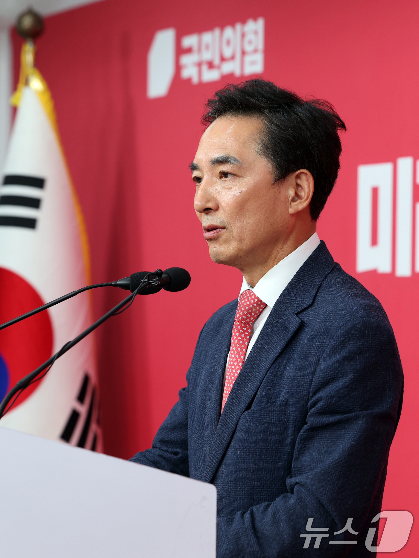 (서울=뉴스1) 황기선 기자 = 부산 북갑 국회의원 보궐선거 국민의힘 후보로 선출된 박민식 전 국가보훈부 장관이 5일 서울 여의도 중앙당사에서 열린 기자간담회에서 인사말을 하고 있 …