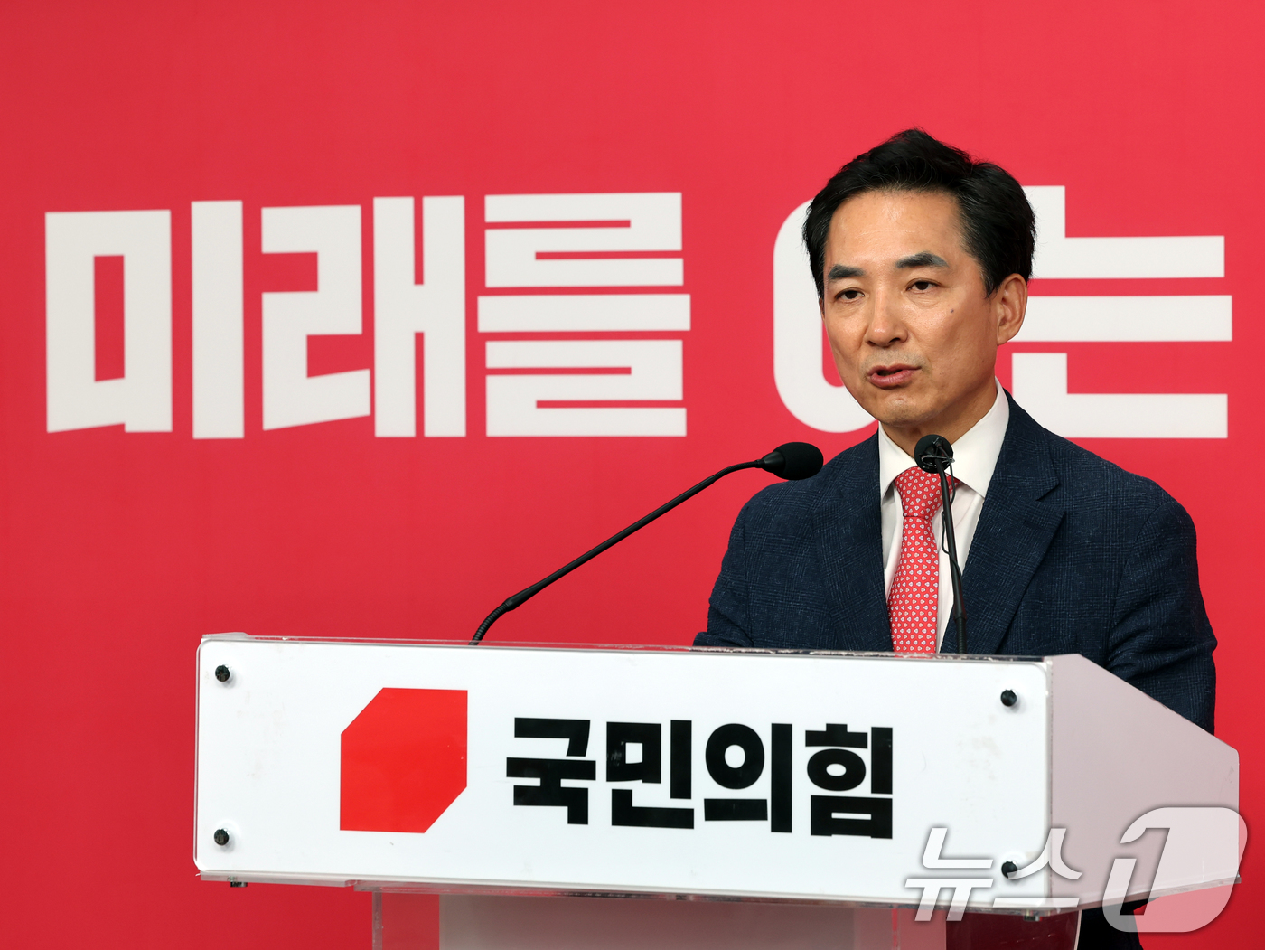(서울=뉴스1) 황기선 기자 = 부산 북갑 국회의원 보궐선거 국민의힘 후보로 선출된 박민식 전 국가보훈부 장관이 5일 서울 여의도 중앙당사에서 열린 기자간담회에서 인사말을 하고 있 …