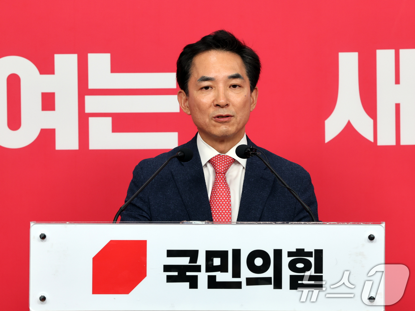 (서울=뉴스1) 황기선 기자 = 부산 북갑 국회의원 보궐선거 국민의힘 후보로 선출된 박민식 전 국가보훈부 장관이 5일 서울 여의도 중앙당사에서 열린 기자간담회에서 인사말을 하고 있 …