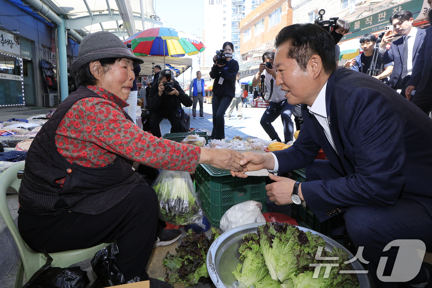 (동두천=뉴스1) 박정호 기자 = 정청래 더불어민주당 대표가 5일 경기도 동두천시 중앙로 동두천큰시장을 찾아 상인과 인사를 나누고 있다.  2026.5.5/뉴스1