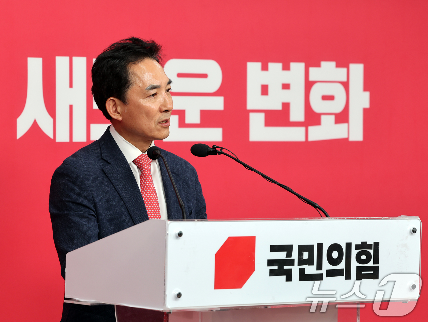 (서울=뉴스1) 황기선 기자 = 부산 북갑 국회의원 보궐선거 국민의힘 후보로 선출된 박민식 전 국가보훈부 장관이 5일 서울 여의도 중앙당사에서 열린 기자간담회에서 인사말을 하고 있 …