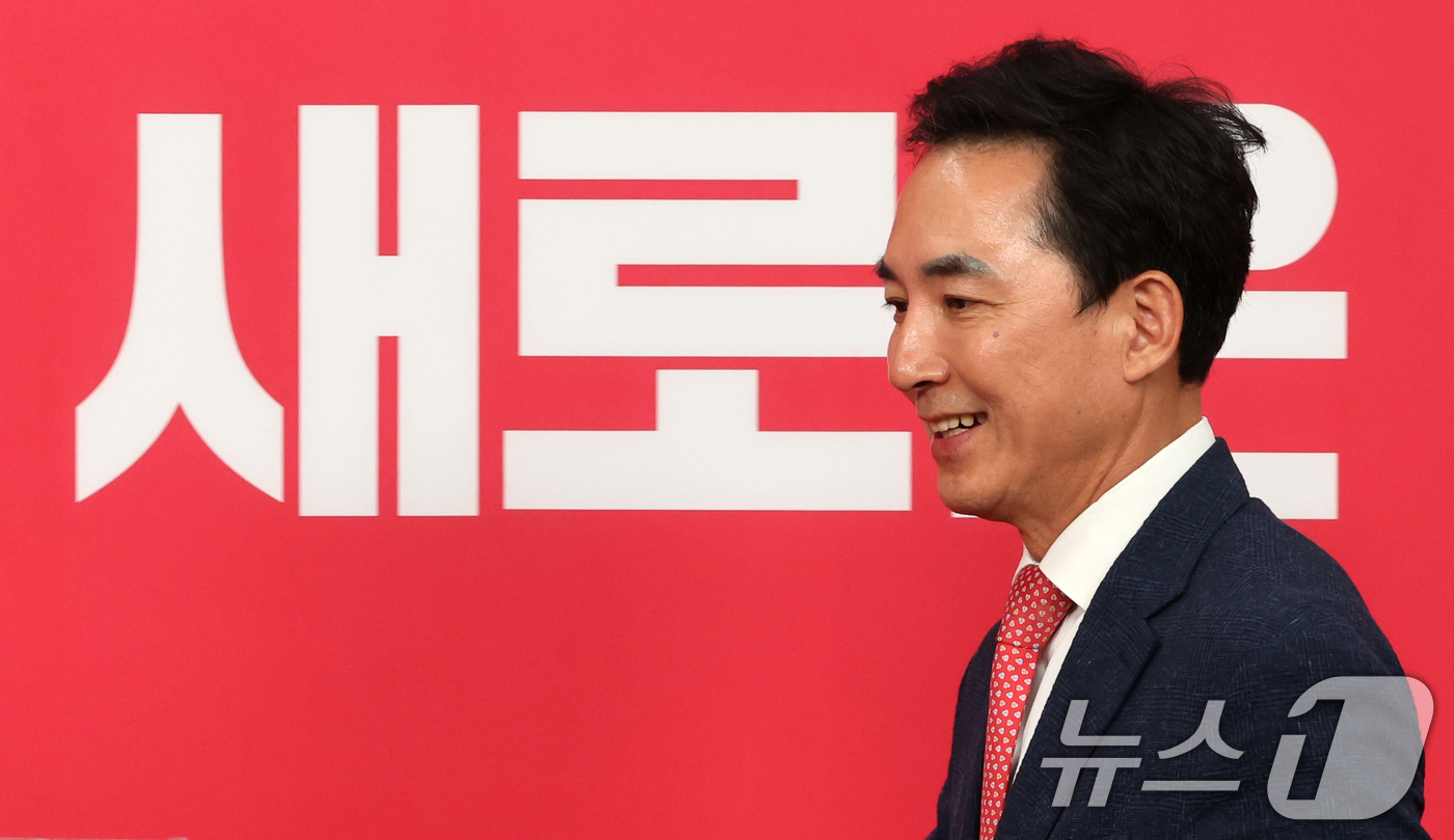 (서울=뉴스1) 황기선 기자 = 부산 북갑 국회의원 보궐선거 국민의힘 후보로 선출된 박민식 전 국가보훈부 장관이 5일 서울 여의도 중앙당사에서 열린 기자간담회에 참석하고 있다. …