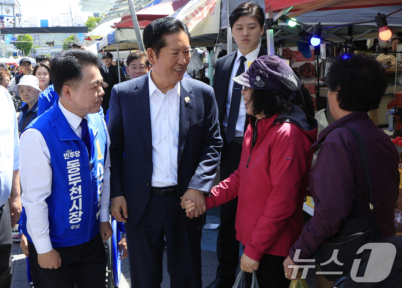 (동두천=뉴스1) 박정호 기자 = 정청래 더불어민주당 대표가 5일 경기도 동두천시 중앙로 동두천큰시장에 이인규 동두천시장 후보 등과 함께 방문해 주민들과 인사를 나누고 있다.  2 …