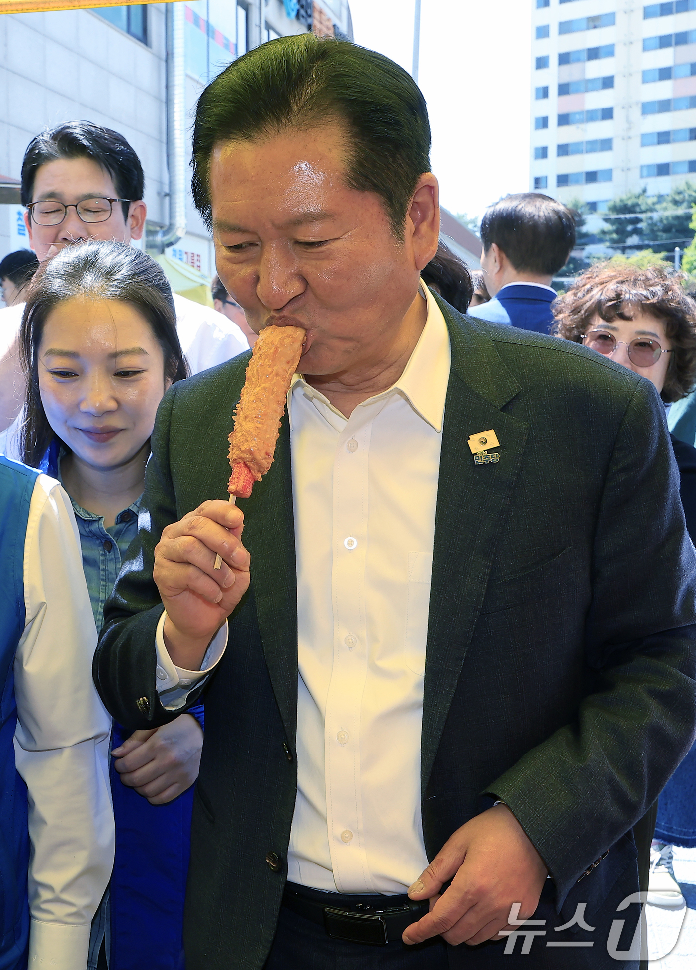 (동두천=뉴스1) 박정호 기자 = 정청래 더불어민주당 대표가 5일 경기도 동두천시 중앙로 동두천큰시장에 이인규 동두천시장 후보 등과 함께 방문해 중간에 들린 어묵가게에서 어묵핫바을 …