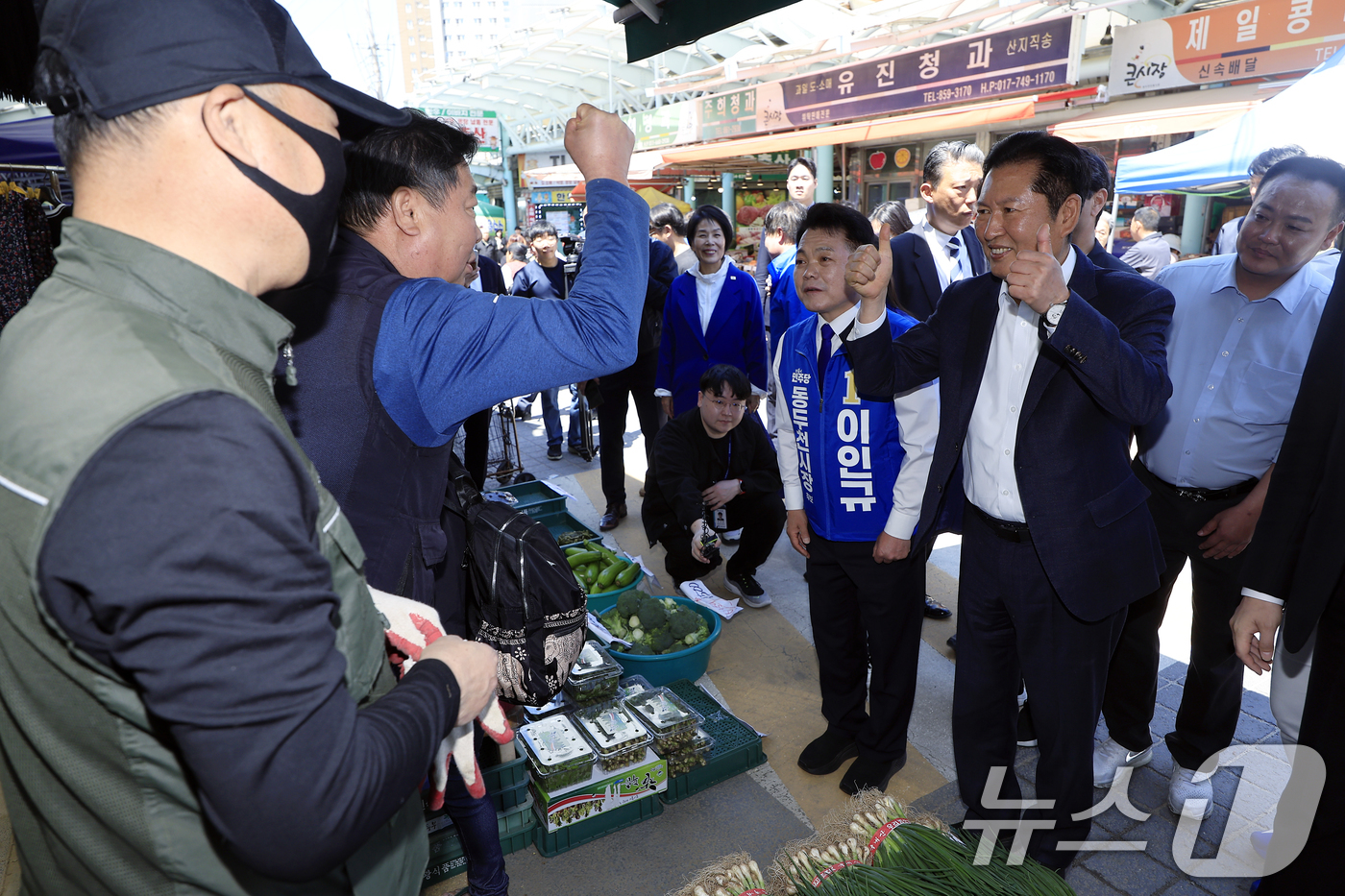 (동두천=뉴스1) 박정호 기자 = 정청래 더불어민주당 대표가 5일 경기도 동두천시 중앙로 동두천큰시장에 이인규 동두천시장 후보 등과 함께 방문해 상인들과 인사를 나누고 있다.  2 …