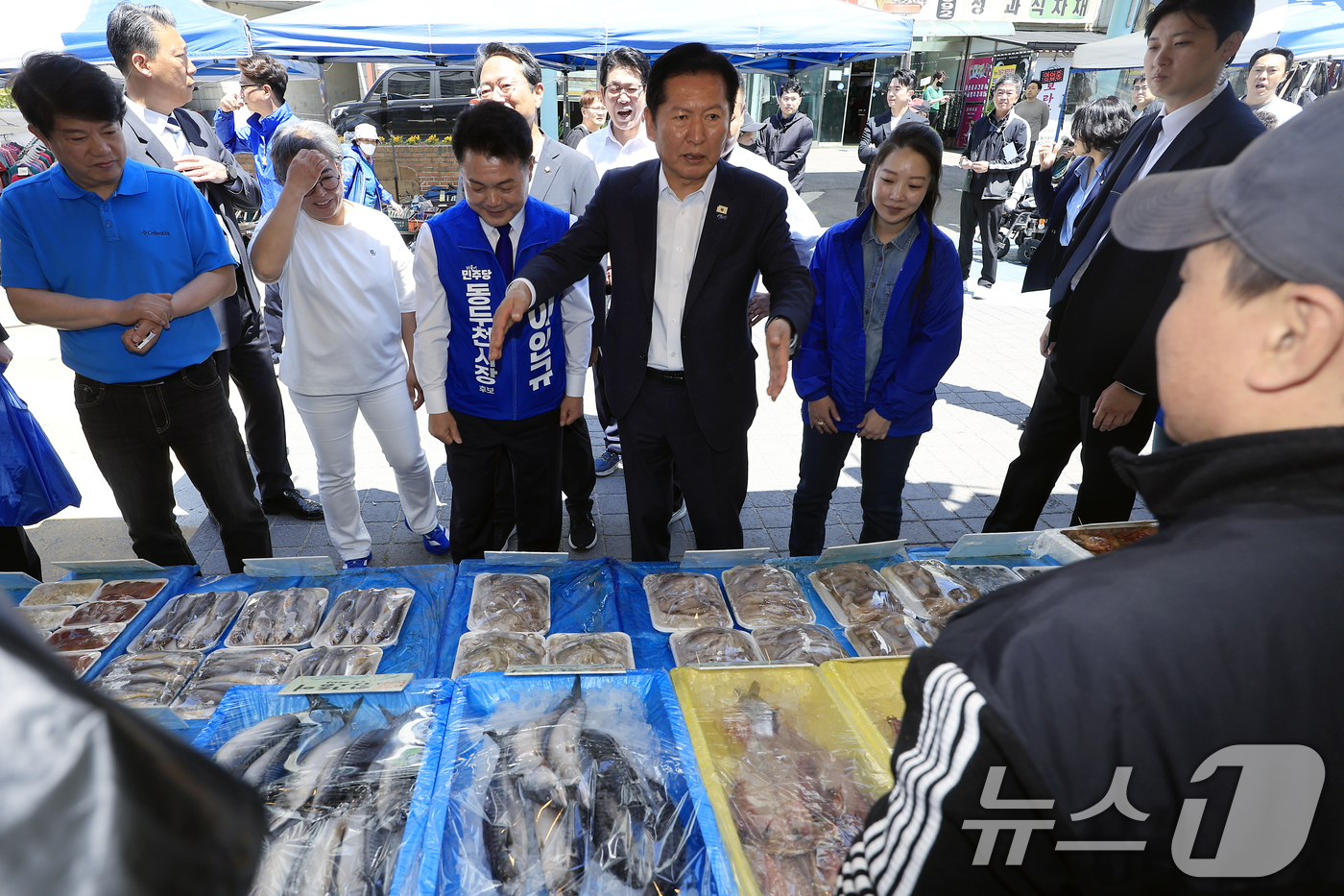 (동두천=뉴스1) 박정호 기자 = 정청래 더불어민주당 대표가 5일 경기도 동두천시 중앙로 동두천큰시장에 이인규 동두천시장 후보 등과 함께 방문해 상인들과 인사를 나누고 있다.  2 …