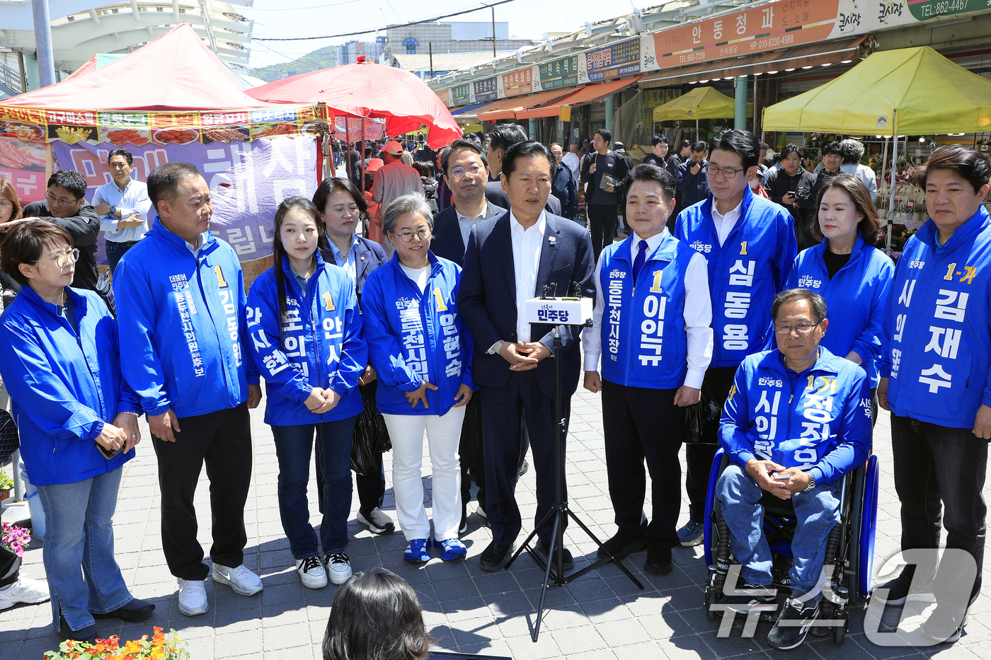 (동두천=뉴스1) 박정호 기자 = 정청래 더불어민주당 대표가 5일 경기도 동두천시 중앙로 동두천큰시장 방문을 마친 뒤 인터뷰를 하고 있다.  2026.5.5/뉴스1
