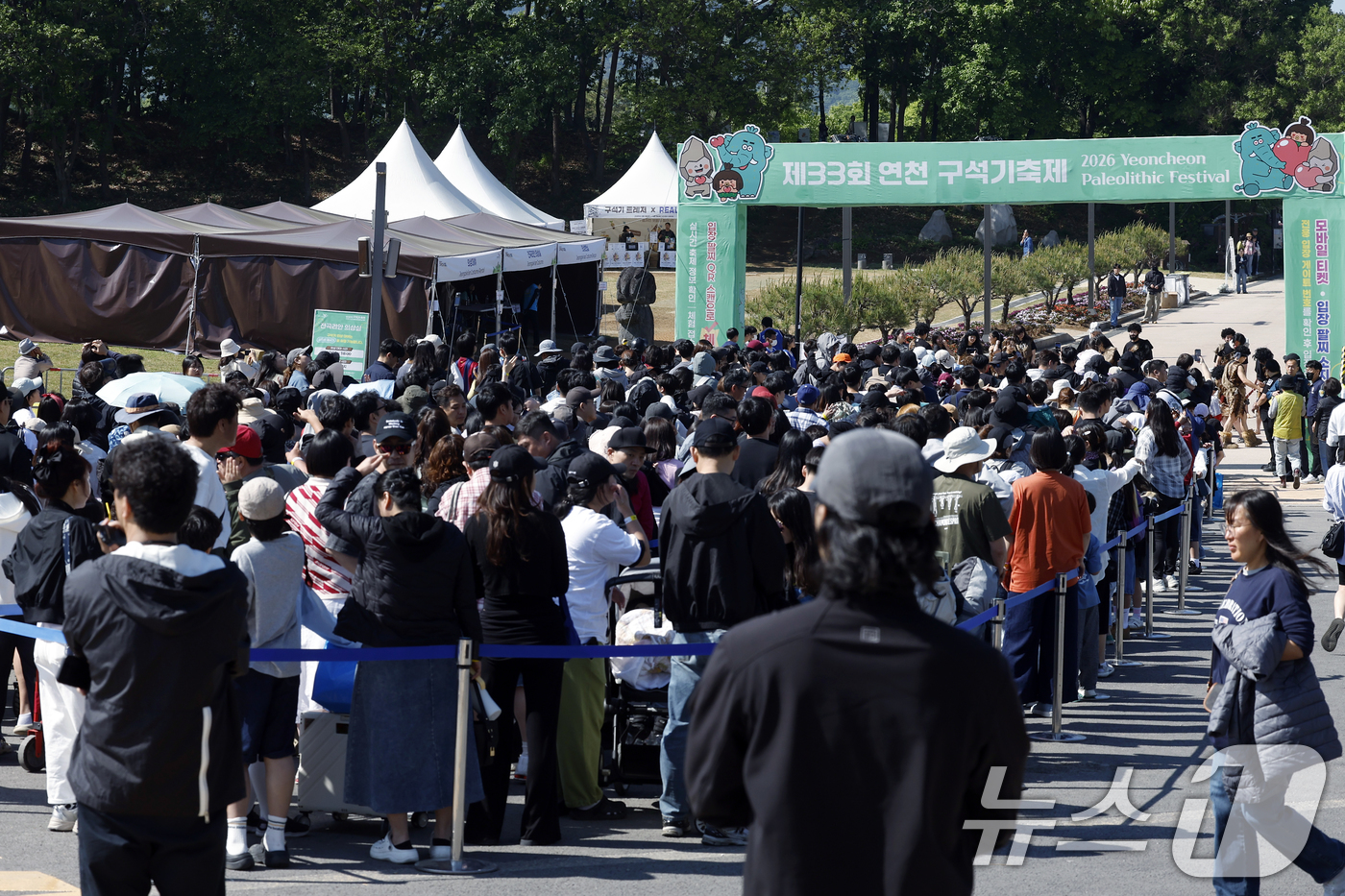 (연천=뉴스1) 박정호 기자 = 어린이날인 5일 오전 경기도 연천군 전곡읍 전곡리 연천전곡리유적에서 열린 제33회 연천 구석기 축제를 찾은 방문객들이 입장을 기다리고 있다.  20 …