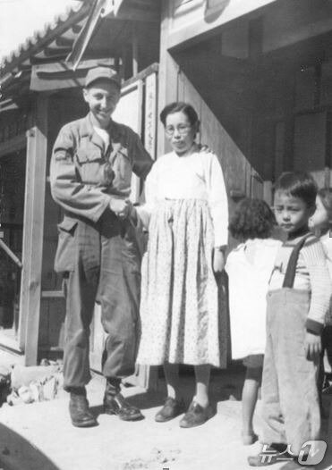 본문 이미지 - 한국전쟁 당시 대구에서 세이모어 번스타인(왼쪽)의 공연을 위해 피아노 조율사 고용 등 많은 도움을 준 이은혜 선생과 함께.(국가보훈처 제공)