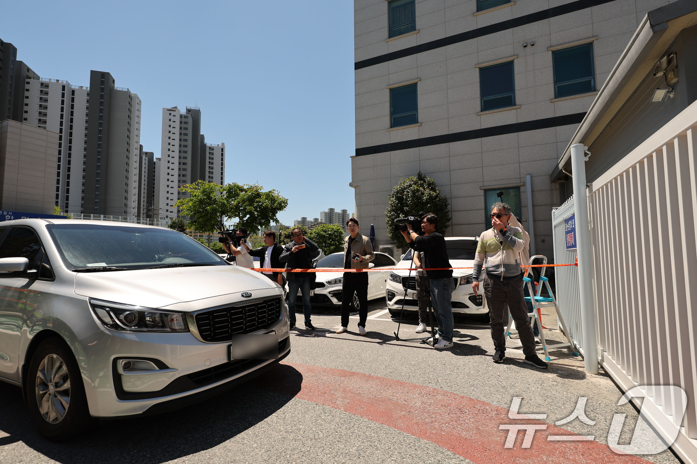 (광주=뉴스1) 박지현 기자 = 5일 광주 남부대 인근에서 여고생 흉기 피습 사건을 일으킨 20대 피의자가 체포돼 탑승한 차량이 광주 광산경찰서로 들어서고 있다. 이날 사건으로 여 …