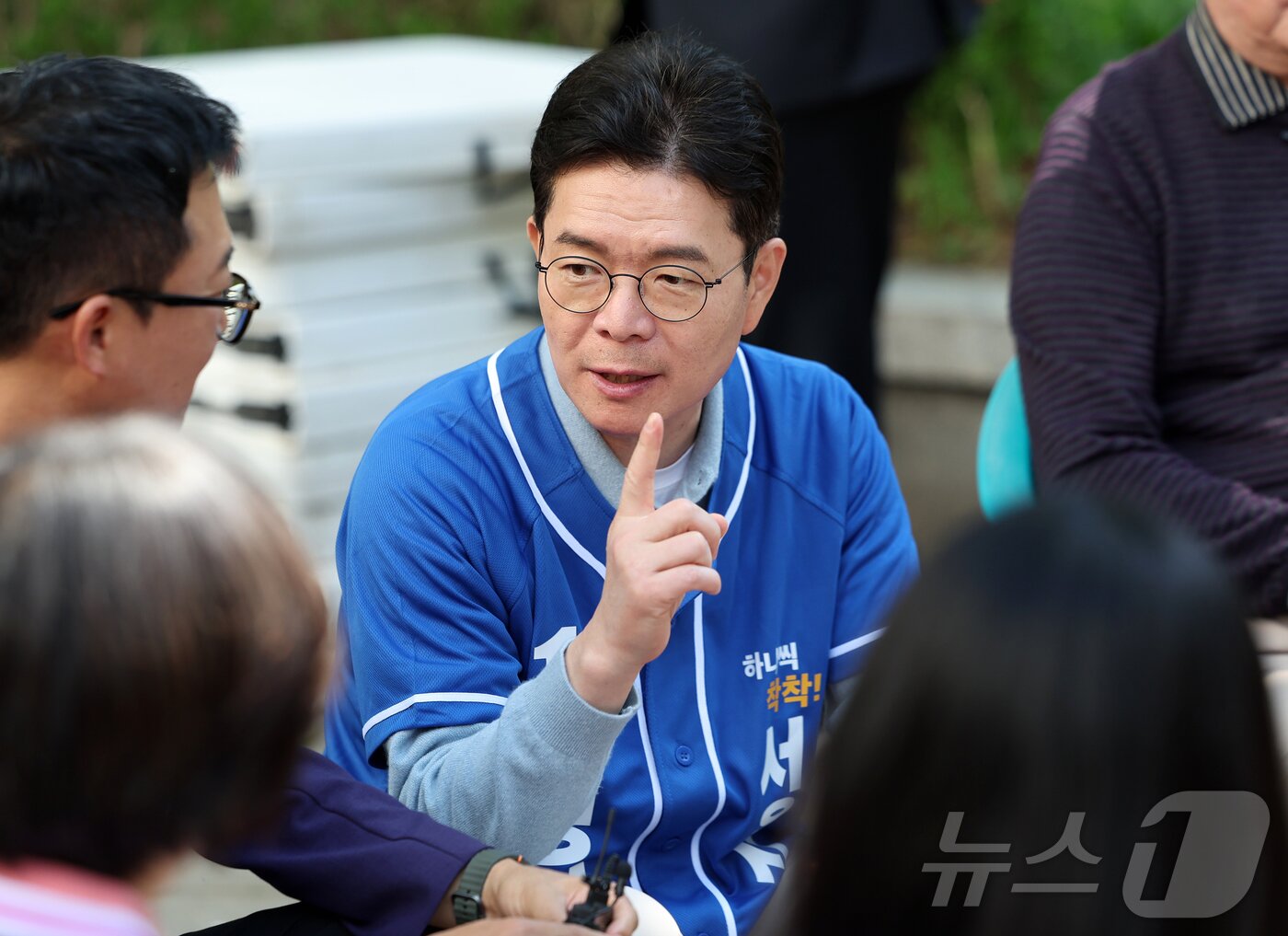 본문 이미지 - 정원오 더불어민주당 서울시장 후보가 어린이날인 5일 오후 서울 송파구 잠실야구장에서 열린 야구팬들과 간담회에 참석해 발언하고 있다. 2026.5.5 ⓒ 뉴스1 김진환 기자