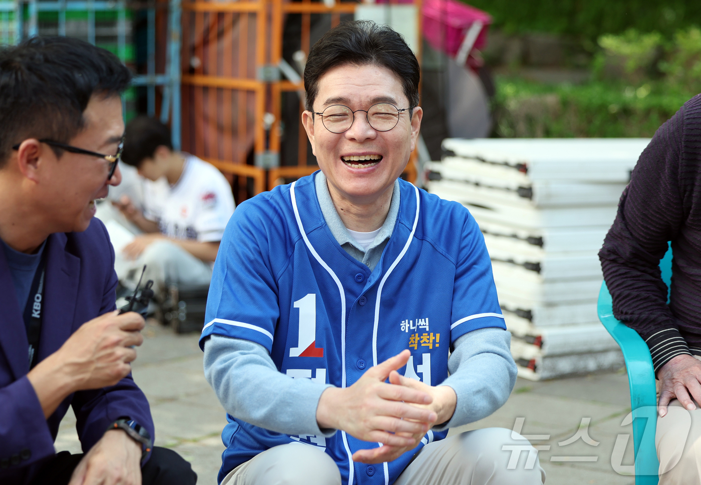 (서울=뉴스1) 김진환 기자 = 정원오 더불어민주당 서울시장 후보가 어린이날인 5일 오후 서울 송파구 잠실야구장에서 열린 야구팬들과 간담회에 참석해 환하게 웃고 있다. 2026.5 …