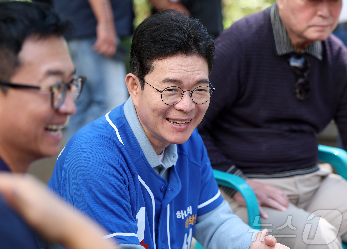 (서울=뉴스1) 김진환 기자 = 정원오 더불어민주당 서울시장 후보가 어린이날인 5일 오후 서울 송파구 잠실야구장에서 열린 야구팬들과 간담회에 참석해 발언하고 있다. 2026.5.5 …