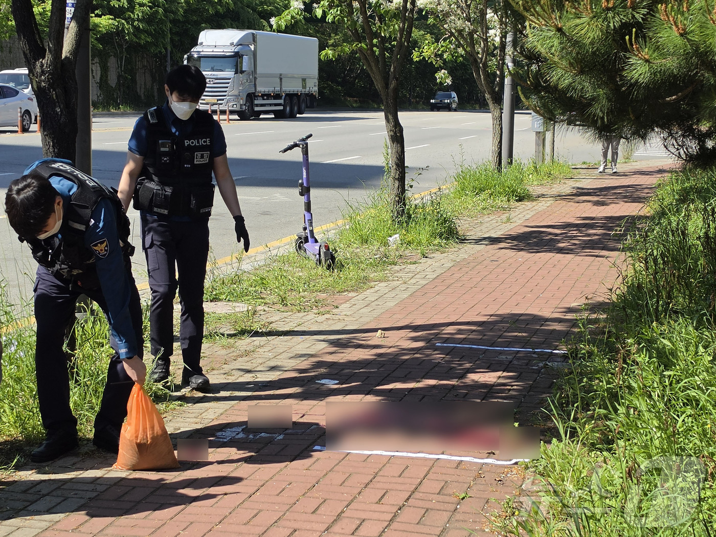 (광주=뉴스1) 조수민 수습기자 = 5일 오전 광주 광산구 남부대 인근 도로에서 발생한 흉기 피습 현장에서 경찰이 수습 작업을 벌이고 있다. 이날 사건으로 여고생 1명이 숨지고 이 …