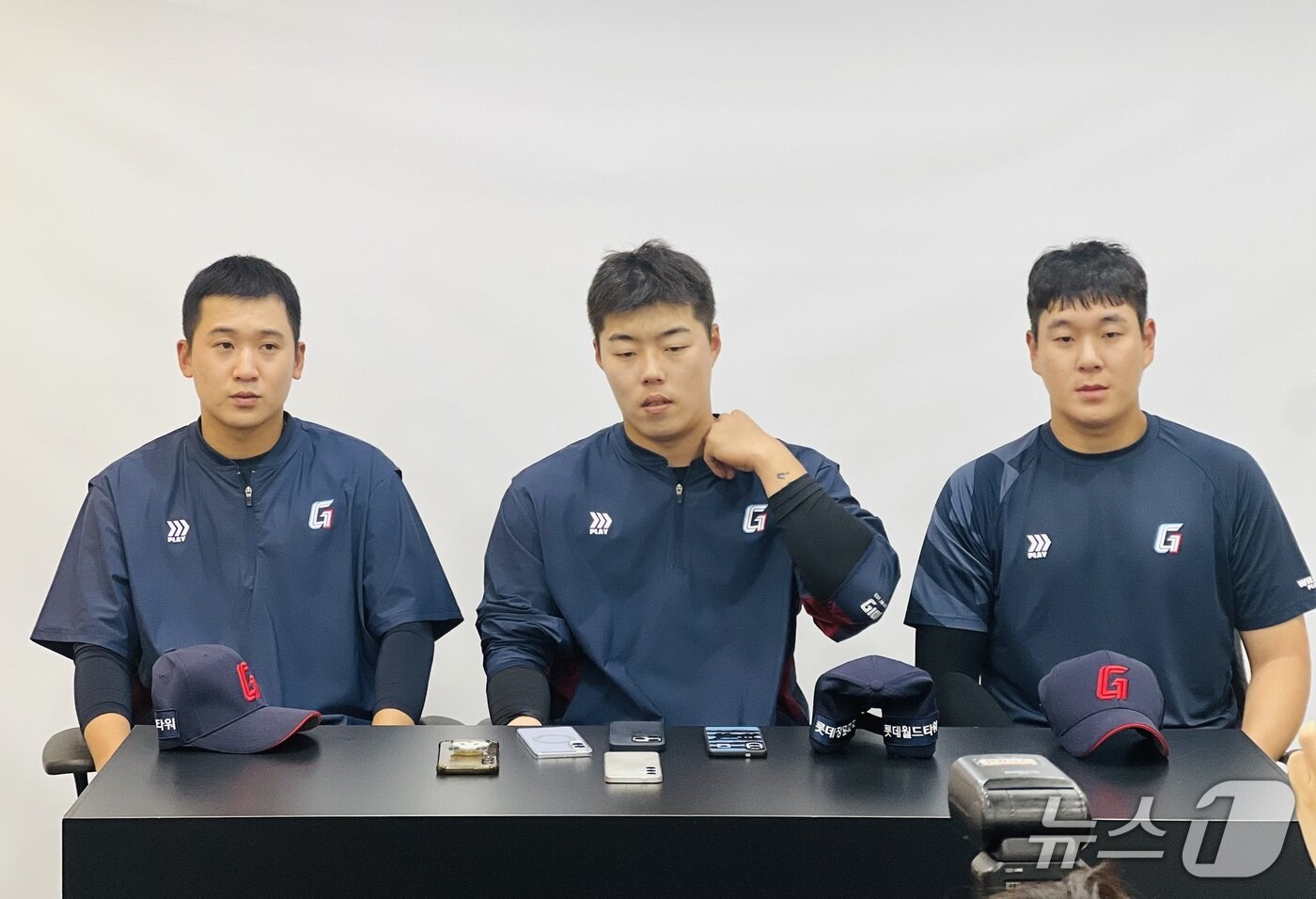 본문 이미지 - 오른쪽부터 롯데 자이언츠 나승엽, 고승민, 김세민. 2026.5.5 ⓒ 뉴스1 이상철 기자