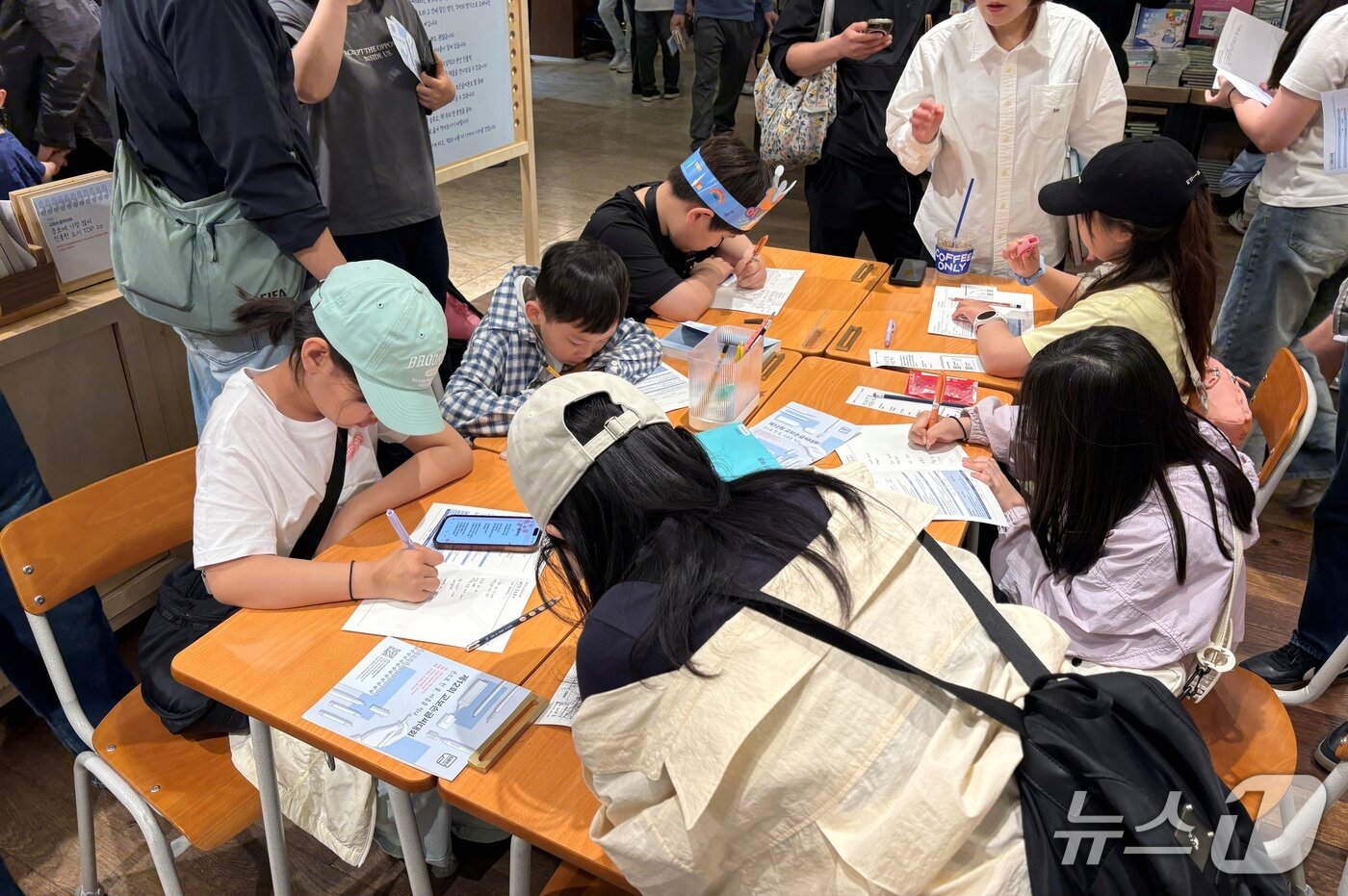 본문 이미지 - 광화문 교보문고에서 열린 '제12회 교보손글씨대회'에 참가한 아이들 모습. ⓒ 뉴스1