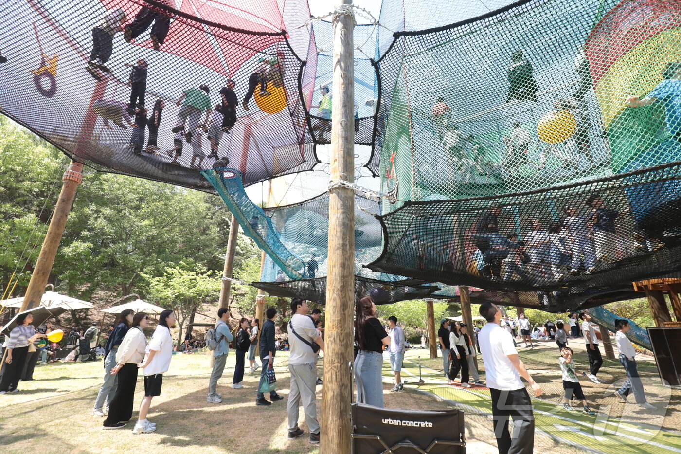 본문 이미지 - 어린이날을 맞은 5일 울산 남구 울산대공원 소풍마루에 어린이들이 놀고 있다. ⓒ 뉴스1 김세은 기자