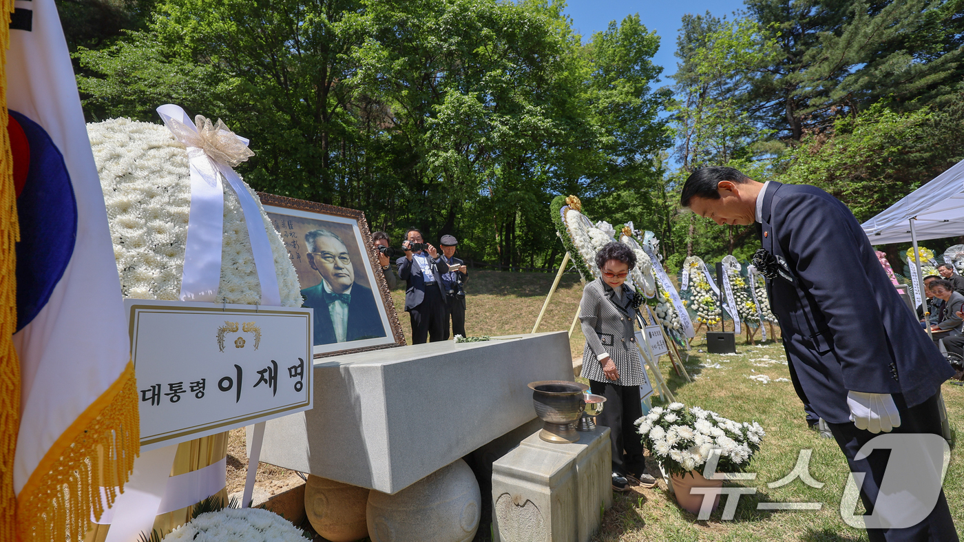 (서울=뉴스1) = 권오을 국가보훈부 장관이 5일 서울 강북구 해공 신익희선생 묘역에서 열린 해공 신익희선생 서거 70주기 추모식에서 묵념을 하고 있다. (보훈부 제공. 재판매 및 …