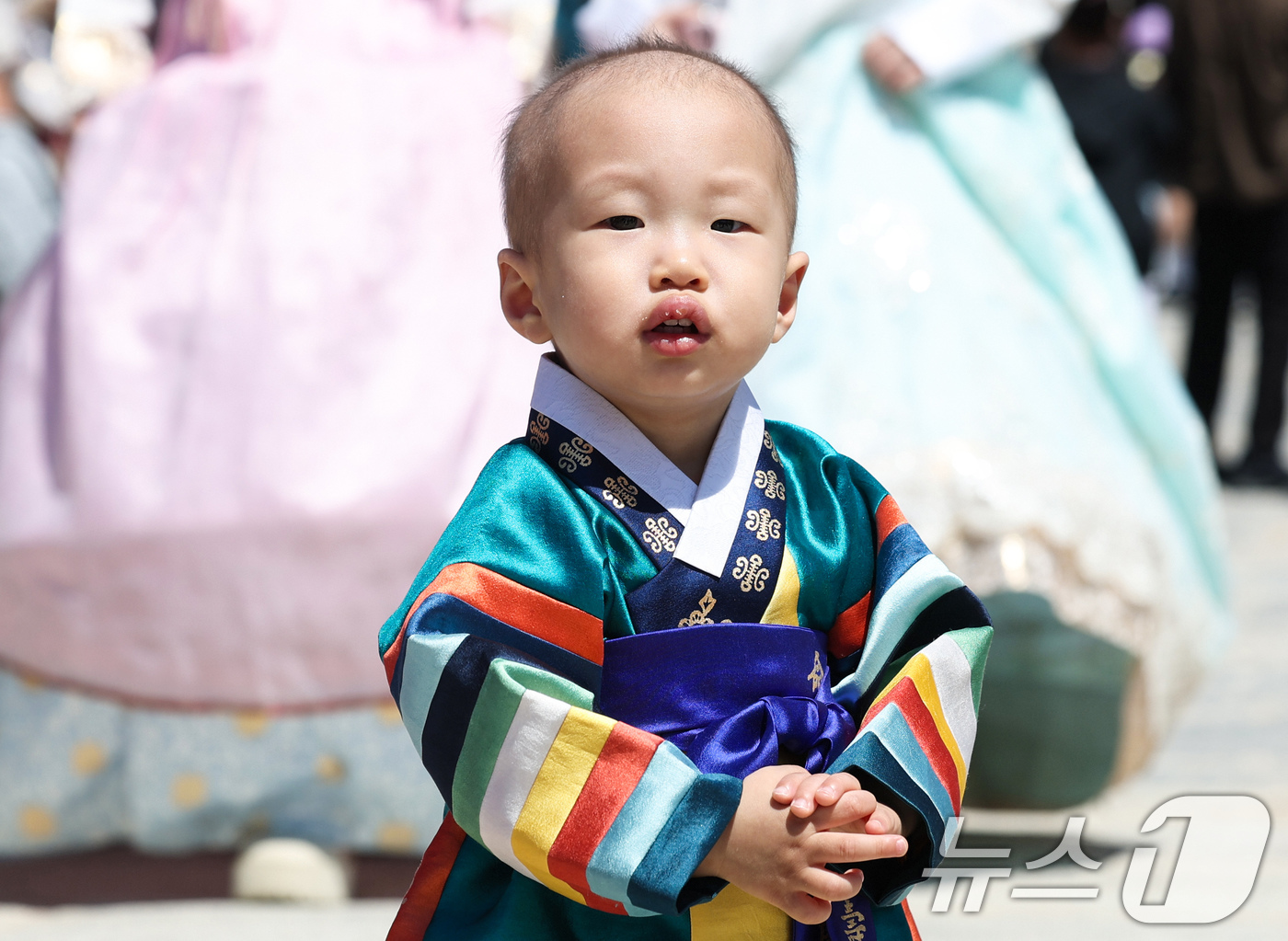 (서울=뉴스1) 임지훈 인턴기자 = 어린이날인 5일 서울 경복궁에서 한복을 차려 입은 한 어린이가 즐거운 시간을 보내고 있다. 2026.5.5/뉴스1
