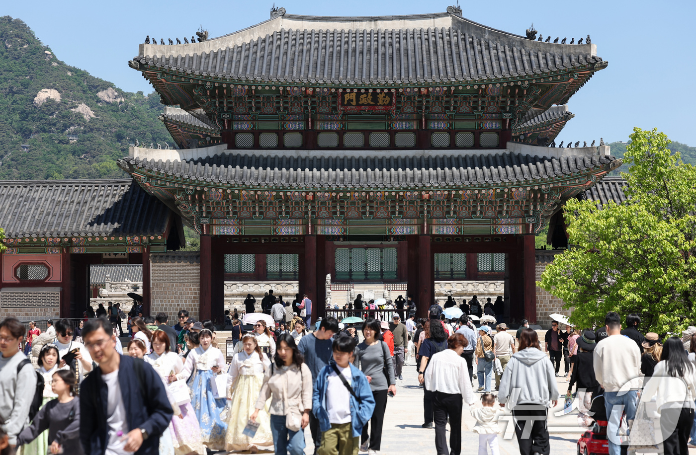 (서울=뉴스1) 임지훈 인턴기자 = 어린이날인 5일 서울 경복궁이 나들이 나온 시민들과 외국인 관광객들로 북적이고 있다. 2026.5.5/뉴스1