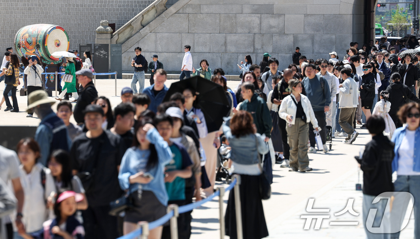 (서울=뉴스1) 임지훈 인턴기자 = 어린이날인 5일 서울 경복궁을 찾은 시민들과 외국인 관광객들이 입장을 하기 위해 줄을 서고 있다. 2026.5.5/뉴스1