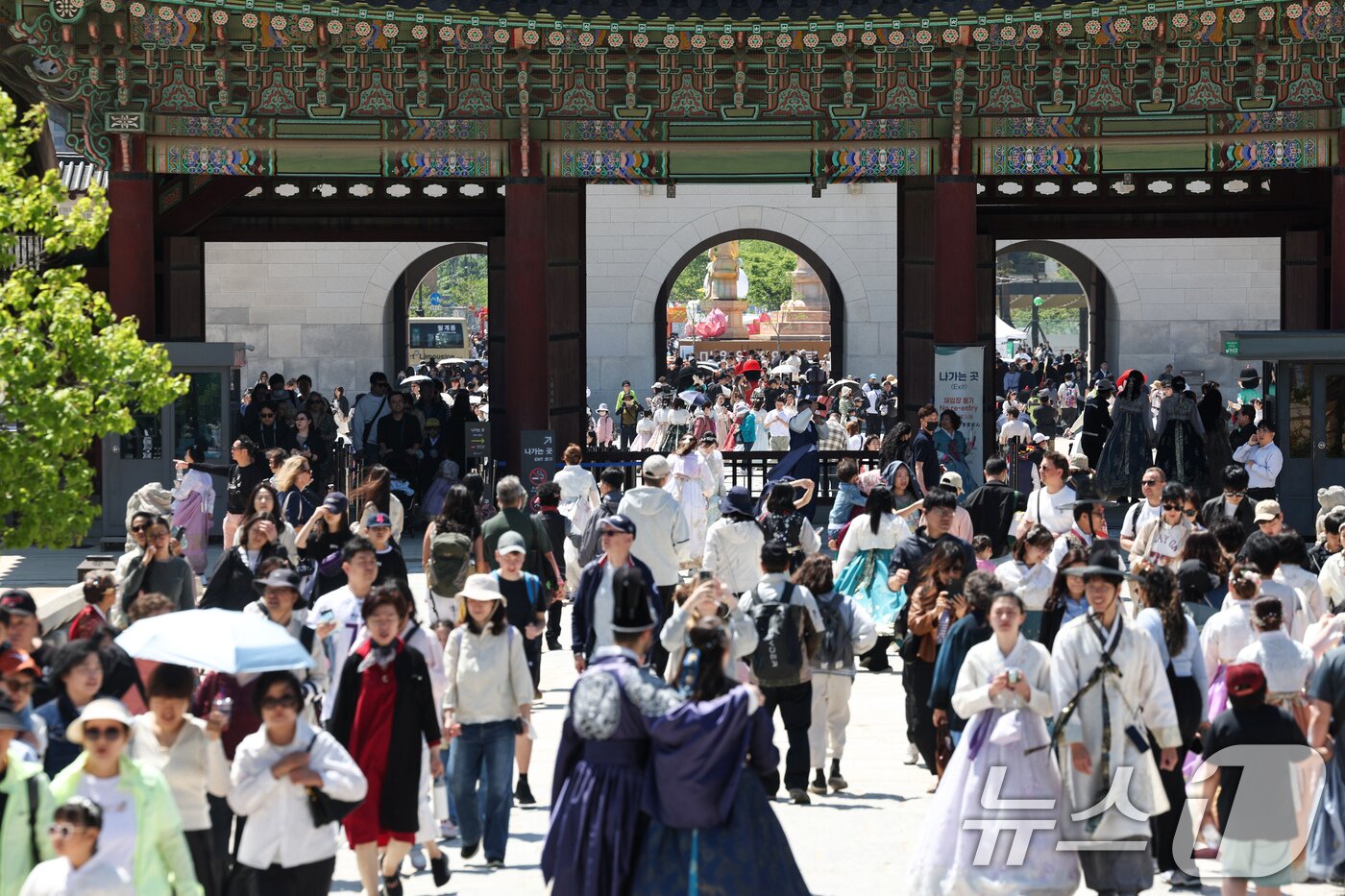 본문 이미지 - 어린이날인 5일 서울 경복궁이 나들이 나온 시민들과 외국인 관광객들로 북적이고 있다. 2026.5.5 ⓒ 뉴스1 임지훈 인턴기자