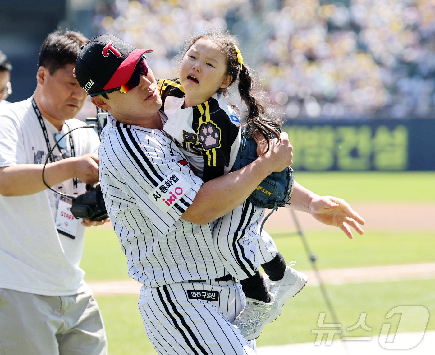 (서울=뉴스1) 김진환 기자 = 어린이날인 5일 오후 서울 송파구 잠실야구장에서 열린 프로야구 '2026 신한은행 SOL KBO리그' 두산 베어스와 LG 트윈스의 경기, 시구 행사 …