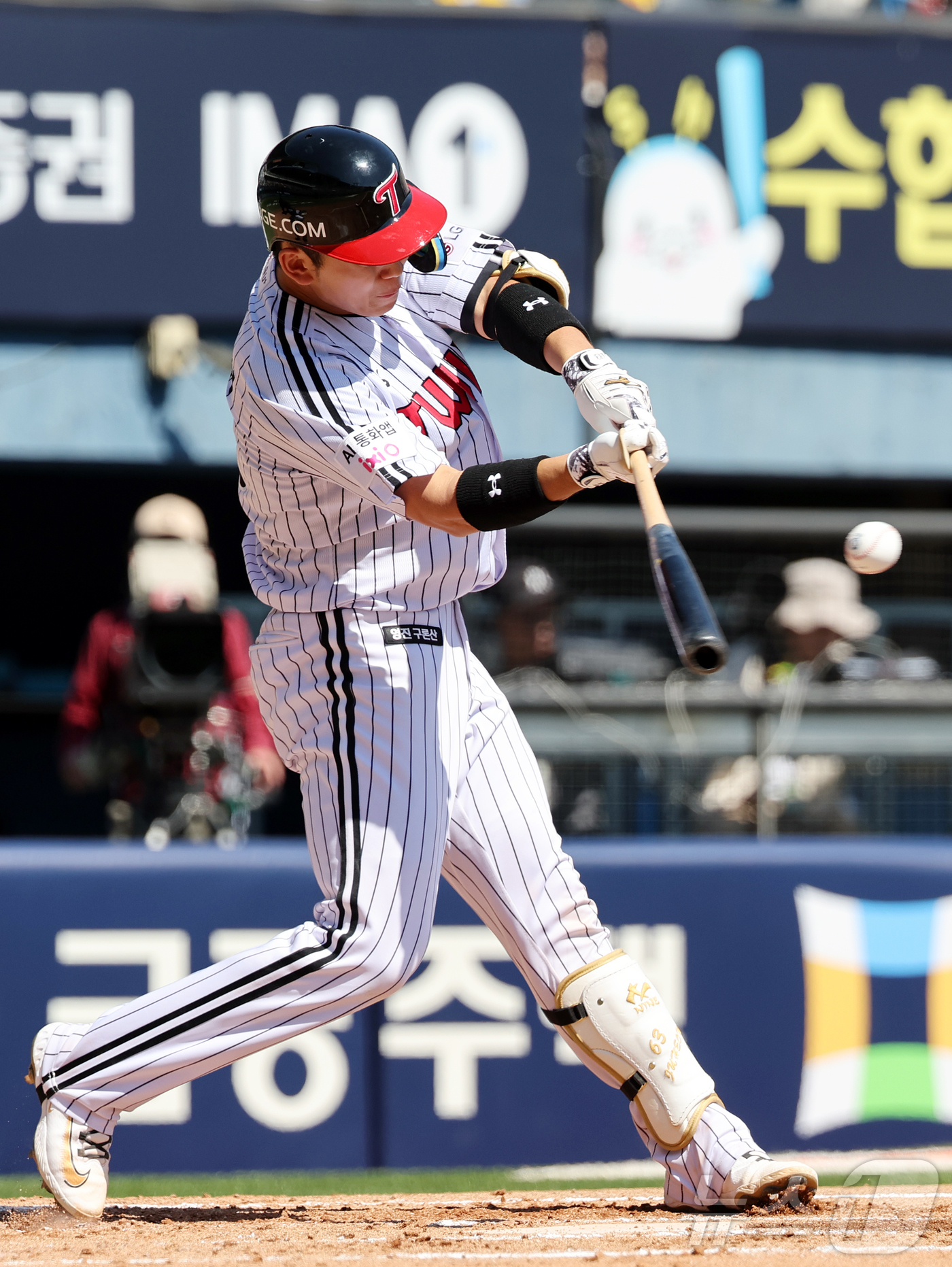 (서울=뉴스1) 김진환 기자 = 어린이날인 5일 오후 서울 송파구 잠실야구장에서 열린 프로야구 '2026 신한은행 SOL KBO리그' 두산 베어스와 LG 트윈스의 경기, 2회말 2 …