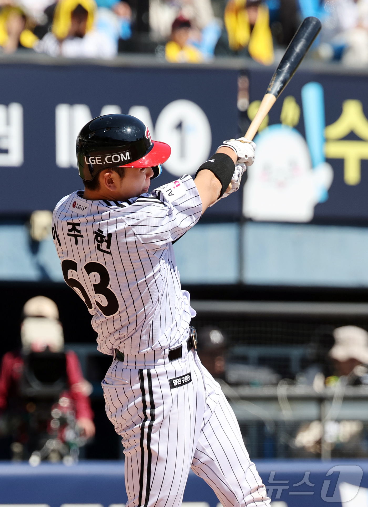 (서울=뉴스1) 김진환 기자 = 어린이날인 5일 오후 서울 송파구 잠실야구장에서 열린 프로야구 '2026 신한은행 SOL KBO리그' 두산 베어스와 LG 트윈스의 경기, 2회말 2 …