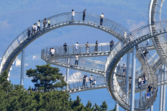 아빠 엄마 손잡고 걸어요