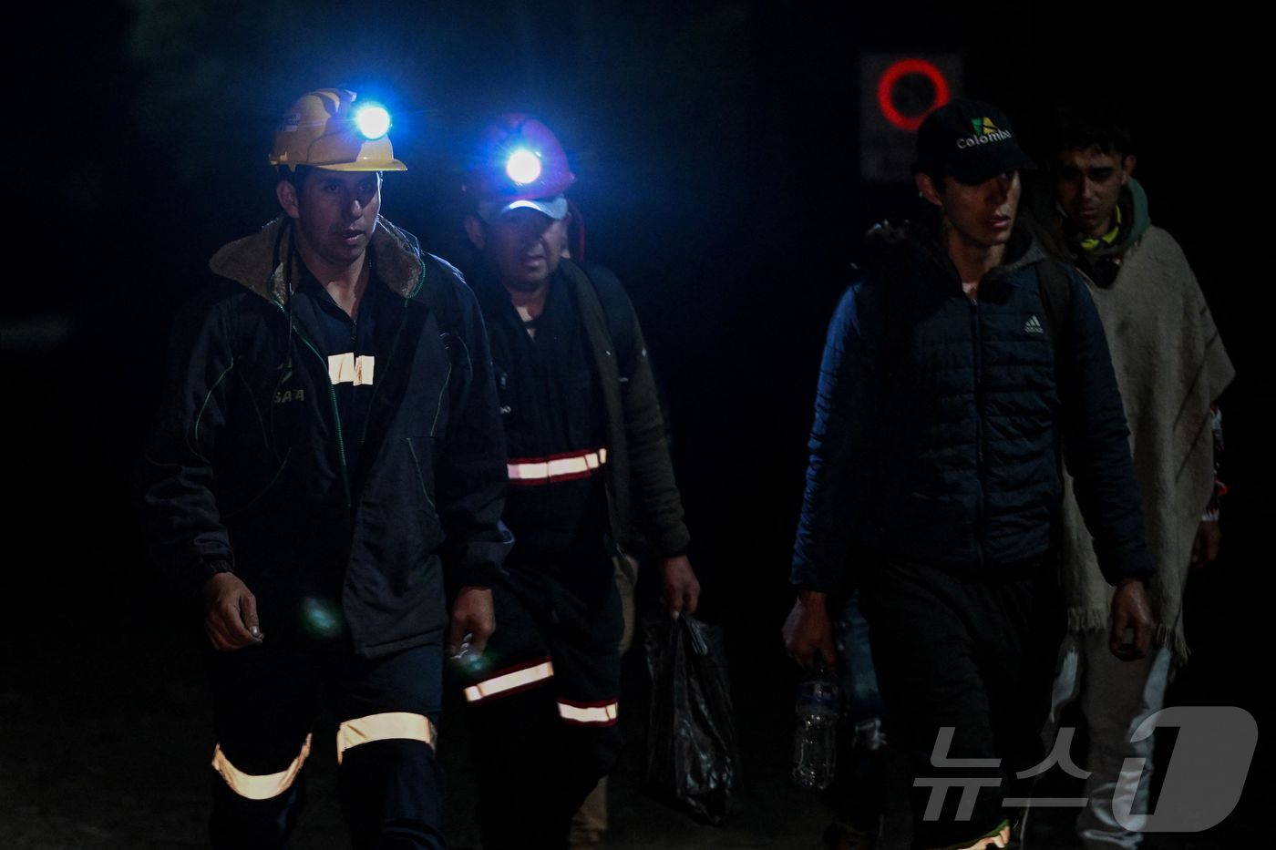 (수타타우사 AFP=뉴스1) 윤다정 기자 = 4일(현지시간) 콜롬비아 쿤디나마르카주 수타타우사의 탄광 폭발 현장 주변을 광부들이 걷고 있다. 콜롬비아 국가광업청은 카르보네라 로스 …