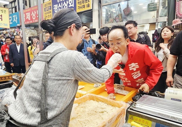 서문시장 찾은 추경호 "민주당 대구 장악 반드시 막아야"