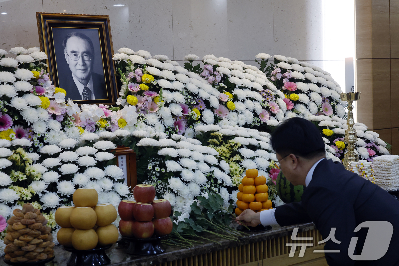 (서울=뉴스1) 박정호 기자 = 이홍구 전 국무총리가 향년 92세를 일기로 별세한 5일 오후 서울시 송파구 풍납동 서울아산병원 장례식장에 마련된 빈소를 찾은 조문객들이 헌화하고 있 …