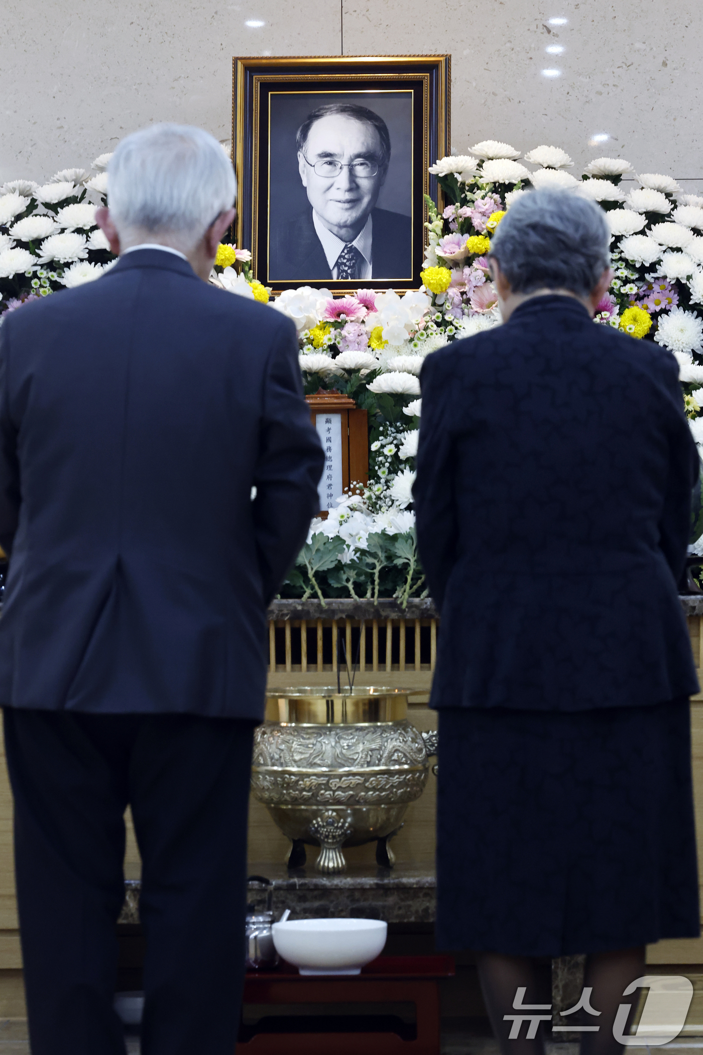 (서울=뉴스1) 박정호 기자 = 이홍구 전 국무총리가 향년 92세를 일기로 별세한 5일 오후 서울시 송파구 풍납동 서울아산병원 장례식장에 마련된 빈소를 찾은 조문객들이 조문하고 있 …