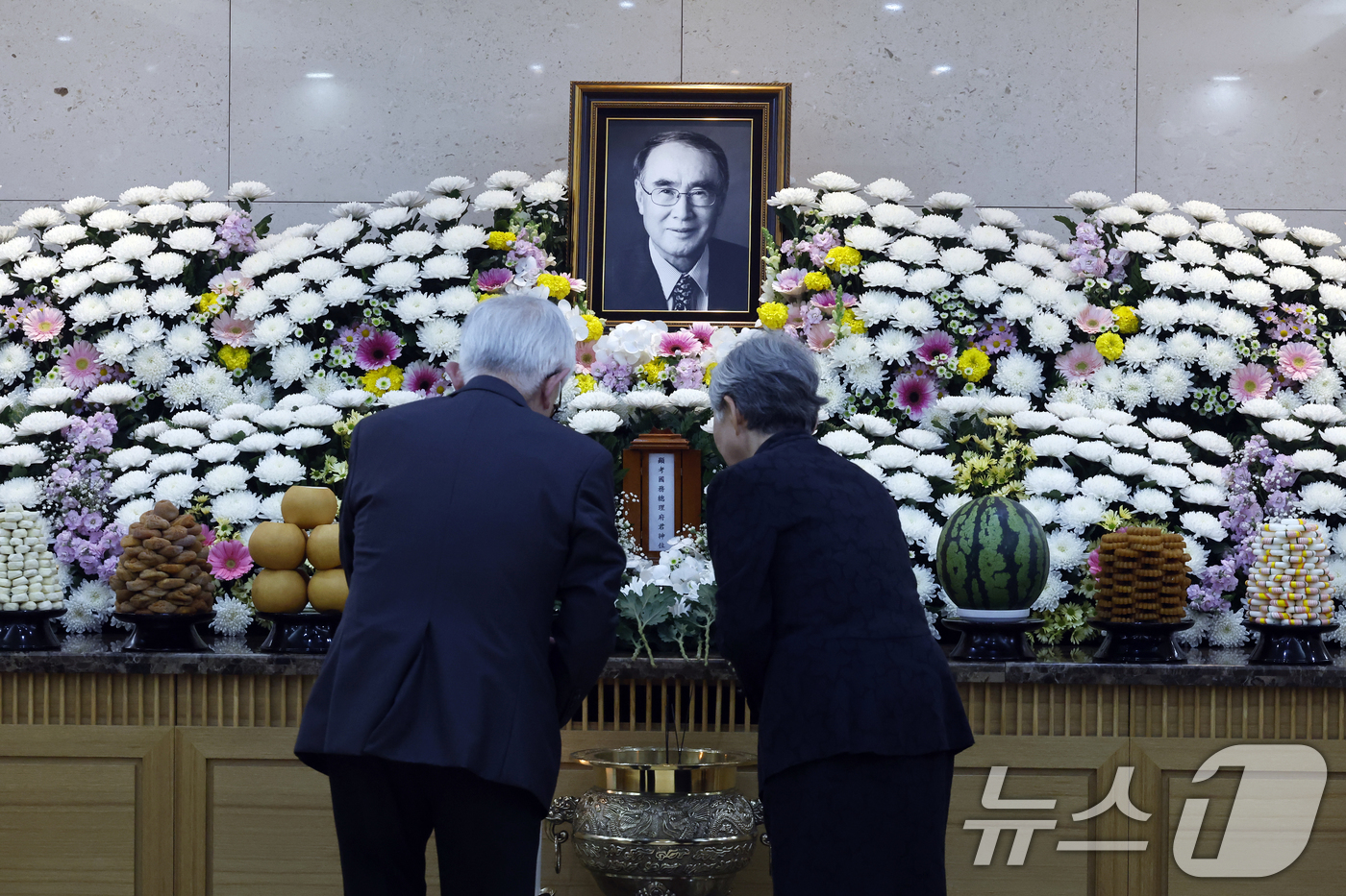 (서울=뉴스1) 박정호 기자 = 이홍구 전 국무총리가 향년 92세를 일기로 별세한 5일 오후 서울시 송파구 풍납동 서울아산병원 장례식장에 마련된 빈소를 찾은 조문객들이 조문하고 있 …