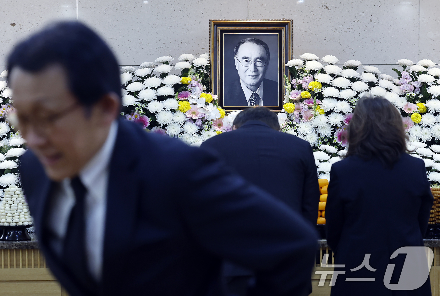 (서울=뉴스1) 박정호 기자 = 이홍구 전 국무총리가 향년 92세를 일기로 별세한 5일 오후 서울시 송파구 풍납동 서울아산병원 장례식장에 마련된 빈소에 조문객들의 발걸음이 이어지고 …