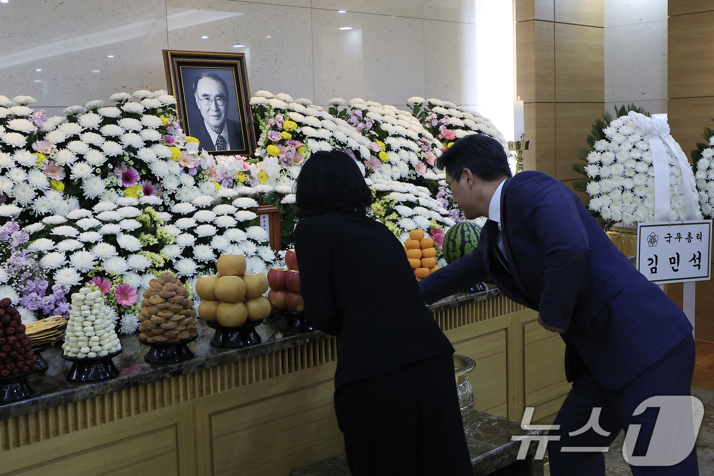 (서울=뉴스1) 박정호 기자 = 이홍구 전 국무총리가 향년 92세를 일기로 별세한 5일 오후 서울시 송파구 풍납동 서울아산병원 장례식장에 마련된 빈소를 찾은 조문객들이 헌화하고 있 …