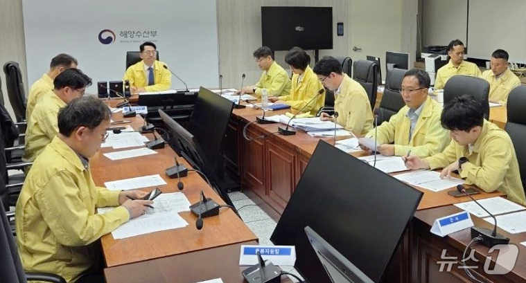 (서울=뉴스1) = 황종우 해양수산부 장관이 5일 오전 호르무즈 선박 화재·폭발 관련 긴급회의를 주재하고 있다. (해수부 제공, 재판매 및 DB금지)2026.5.5/뉴스1