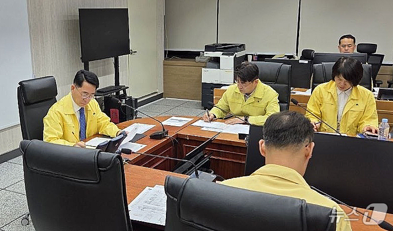 (서울=뉴스1) = 황종우 해양수산부 장관이 5일 오전 호르무즈 선박 화재·폭발 관련 긴급회의를 주재하고 있다. (해수부 제공, 재판매 및 DB금지)2026.5.5/뉴스1