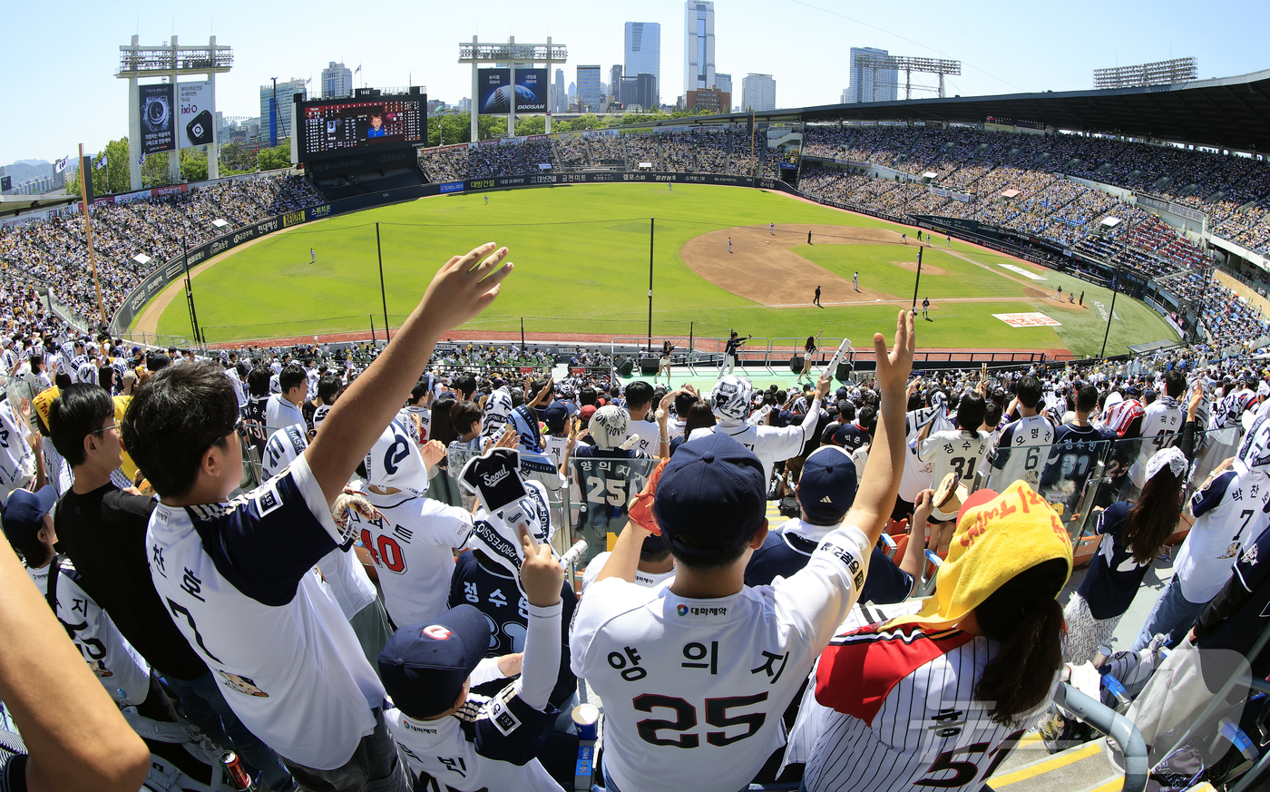 (서울=뉴스1) 김진환 기자 = 어린이날인 5일 오후 서울 송파구 잠실야구장에서 열린 프로야구 '2026 신한은행 SOL KBO리그' 두산 베어스와 LG 트윈스의 경기, 매진이 된 …