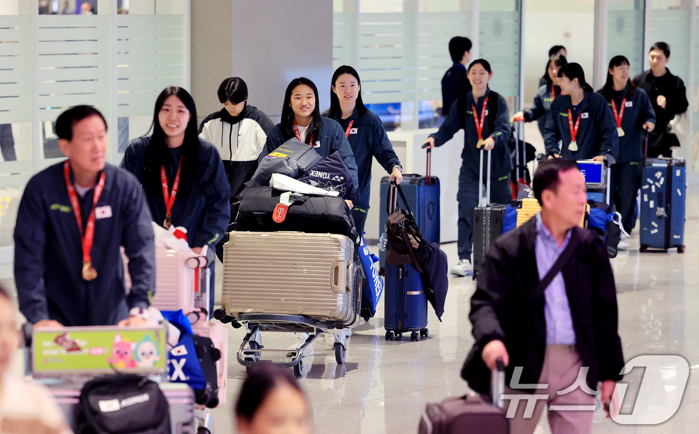 (인천공항=뉴스1) 이호윤 기자 = 2026년 세계여자단체배드민턴선수권대회(우버컵) 우승을 차지한 안세영 등 대힌민국 여자 배드민턴 대표팀이 5일 인천공항 제2여객터미널을 통해 귀 …